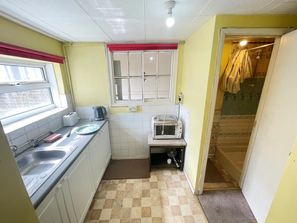 Lot: 94 - SEVEN-BEDROOM INVESTMENT OPPORTUNITY - Bedroom three kitchen and shower
